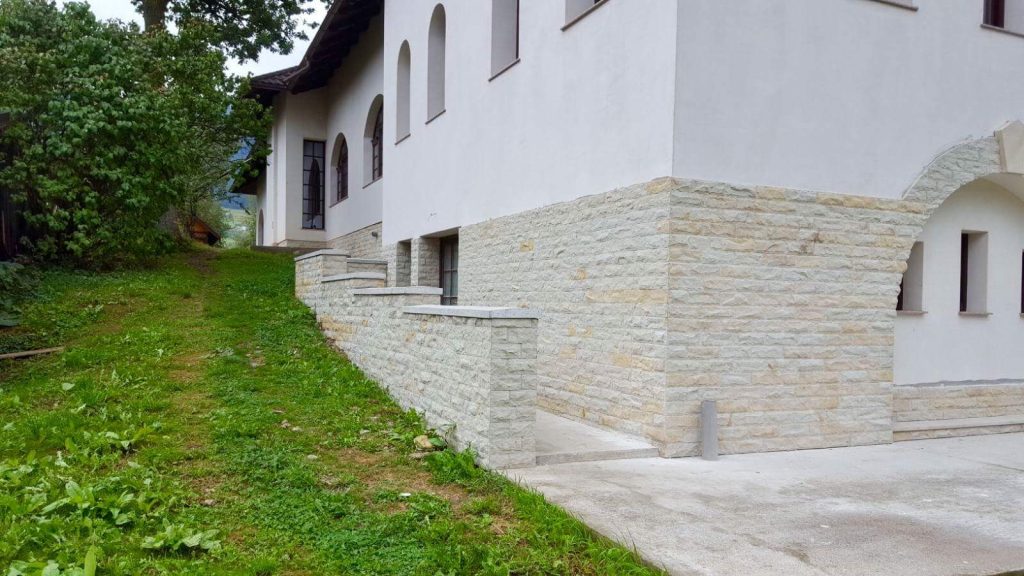 copertine si rigole din piatra naturala de vama